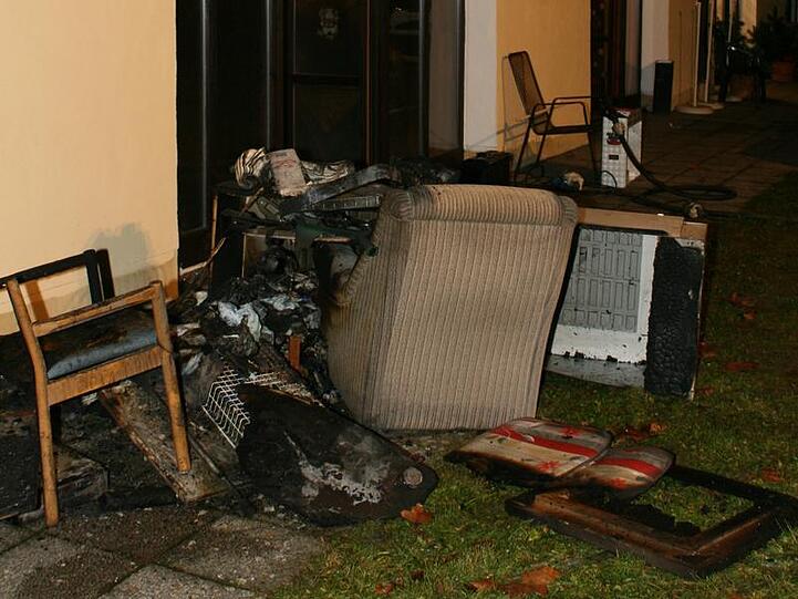 Verkohlte Möbel stehen vor dem Pflegezentrum in Steinach (Niederbayern).