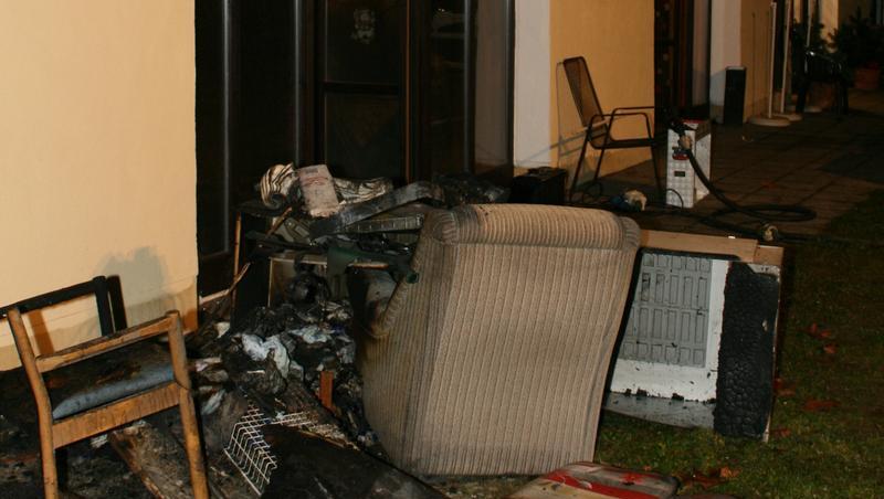Verkohlte Möbel stehen vor dem Pflegezentrum in Steinach (Niederbayern). Verkohlte Möbel stehen vor dem Pflegezentrum in Steinach (Niederbayern).