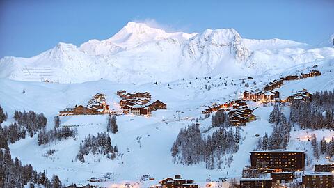 Skigebiet La Plagne im S&uuml;dosten Frankreichs. Bei zwei Lawinenabg&auml;ngen in den franz&ouml;sischen Alpen gab es Tote und Verletzte. (Archivbild)