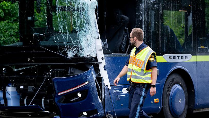 Der mit Grundschülern besetzte Reisebus war in einer Kurve gegen einen Linienbus gestoßen. Der mit Grundschülern besetzte Reisebus war in einer Kurve gegen einen Linienbus gestoßen.