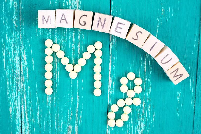 Aber die herbe Tafel kann noch mehr: Sie liefert auch wichtige Mineralien wie zum Beispiel Magnesium, Eisen, Kalium, Zink und Phosphor. Diese Stoffe sind bedeutsam für den Energiestoffwechsel, ein gesundes Immunsystem und eine gute Nervenfunktion. Der besonders hohe Magnesiumanteil in dunkler Schokolade kann Muskelkrämpfe und innerer Unruhe vorbeugen. Aber die herbe Tafel kann noch mehr: Sie liefert auch wichtige Mineralien wie zum Beispiel Magnesium, Eisen, Kalium, Zink und Phosphor. Diese Stoffe sind bedeutsam für den Energiestoffwechsel, ein gesundes Immunsystem und eine gute Nervenfunktion. Der besonders hohe Magnesiumanteil in dunkler Schokolade kann Muskelkrämpfe und innerer Unruhe vorbeugen.