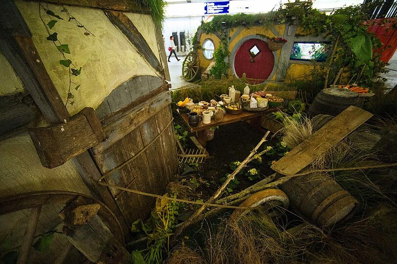 Requisiten und Kulissen aus dem Hobbit sind in der Pariser Metrostation Auber ausgestellt.