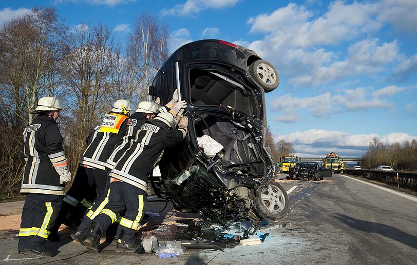Zuvor hatten die Feuerwehrler das Auto mit Muskelkraft wieder auf die Räder gestellt.