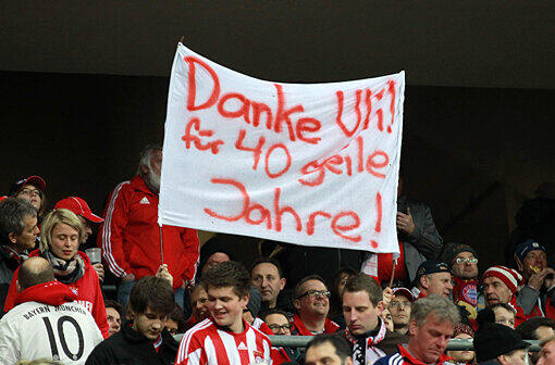 Die Fans des FC Bayern stehen zu Uli Hoeneß. Sehen Sie hier weitere Fan-Plakate aus der Allianz Arena.