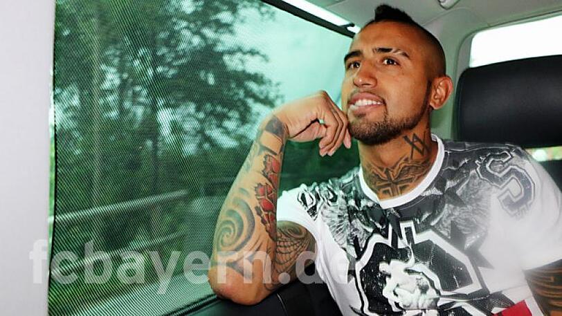 Der "Krieger" ist da: Arturo Vidal hat beim FC Bayern München einen Vierjahresvertrag unterschrieben. Klicken Sie sich durch die Bilderstrecke von Vidals ersten Tagen in München.