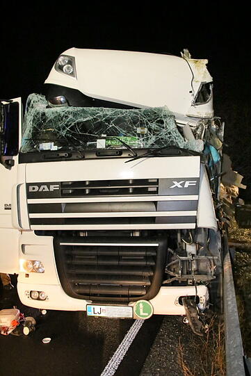 Auf der B12 im Landkreis Mühldrof hat sich am Montagmorgen ein schwerer Lkw-Unfall ereignet.
