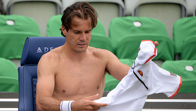 Tommy Haas hatte nach seiner insgesamt vierten Schulter-OP mehr als ein Jahr pausiert und war erst im Juni 2015 in Stuttgart auf die Tour zurückgekehrt. Tommy Haas hatte nach seiner insgesamt vierten Schulter-OP mehr als ein Jahr pausiert und war erst im Juni 2015 in Stuttgart auf die Tour zurückgekehrt.