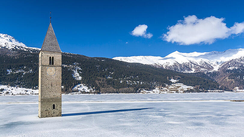 Schlittschuhfahren bis zum versunkenen Kirchturm am Reschensee
