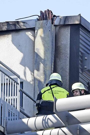 Auf dem Bürogebäude an der Tegernseer Landstraße war ein Feuer ausgebrochen, die Feuerwehr konnte den Brand rasch unter Kontrolle bringen.