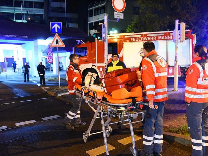 Rettungskräfte stehen einem Hochhaus in Mannheim, in dem ein Brand ausgebrochen war.