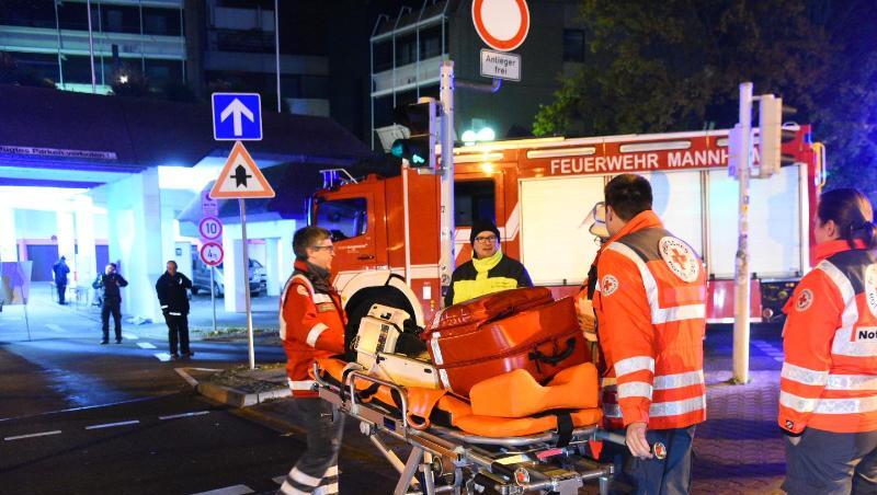 Rettungskräfte stehen einem Hochhaus in Mannheim, in dem ein Brand ausgebrochen war. Rettungskräfte stehen einem Hochhaus in Mannheim, in dem ein Brand ausgebrochen war.