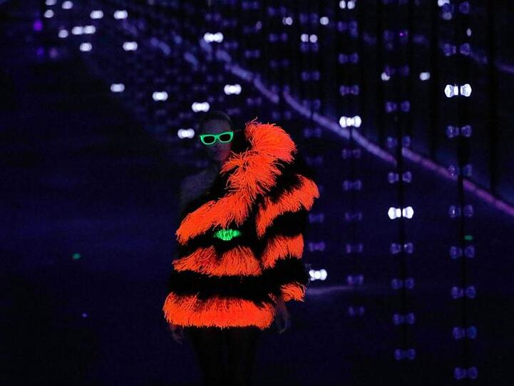 Leuchtende Mode von Saint Laurent.