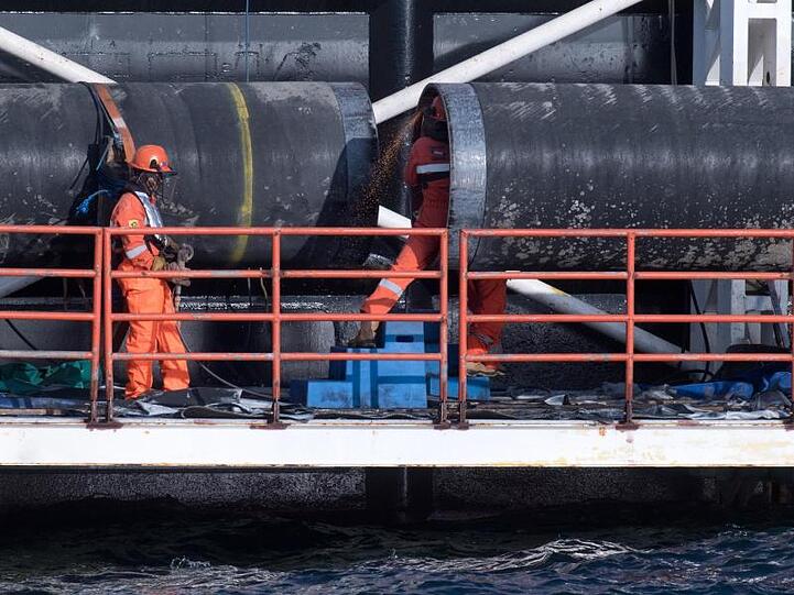 Ein Arbeiter verschweißt auf einer Plattform am Pipeline-Verlegeschiff "Castoro 10" vor Rügen zwei Leitungsstücke der Ostsee-Erdgaspipeline Nord Stream 2.