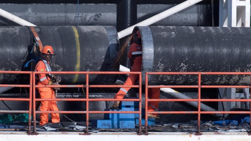 Ein Arbeiter verschweißt auf einer Plattform am Pipeline-Verlegeschiff "Castoro 10" vor Rügen zwei Leitungsstücke der Ostsee-Erdgaspipeline Nord Stream 2. Ein Arbeiter verschweißt auf einer Plattform am Pipeline-Verlegeschiff "Castoro 10" vor Rügen zwei Leitungsstücke der Ostsee-Erdgaspipeline Nord Stream 2.