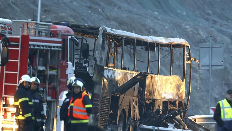 Rettungskräfte der Feuerwehr an der Unfallstelle neben dem ausgebrannten Bus. Bei dem Unglück im Westen Bulgariens starben mindestens 46 Menschen.