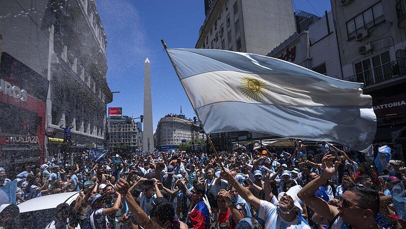 Argentinische Fußballfans feiern in der Nähe des Obelisken das zweite Tor ihrer Mannschaft. Argentinische Fußballfans feiern in der Nähe des Obelisken das zweite Tor ihrer Mannschaft.