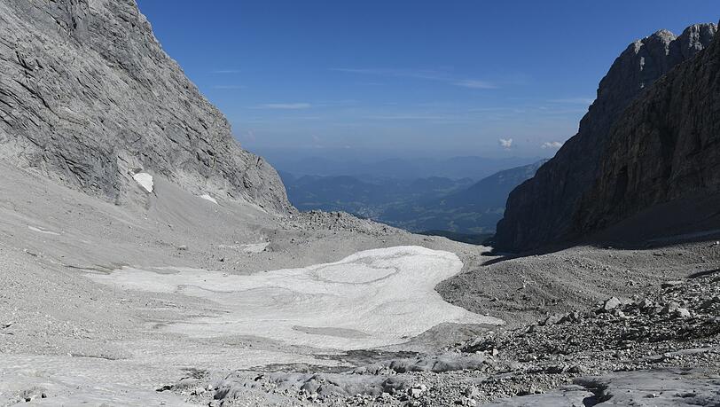 Altschnee und Geröll liegen auf dem kleinen Überrest des Watzmanngletschers.