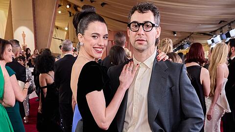 Margaret Qualley und Jack Antonoff, hier im M&auml;rz 2025, sollen sich getrennt haben.