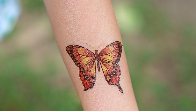 Angesichts der enthaltenen Stoffe sollten es sich Eltern zweimal überlegen, ihren Kindern Klebetattoos zu erlauben. Angesichts der enthaltenen Stoffe sollten es sich Eltern zweimal überlegen, ihren Kindern Klebetattoos zu erlauben.