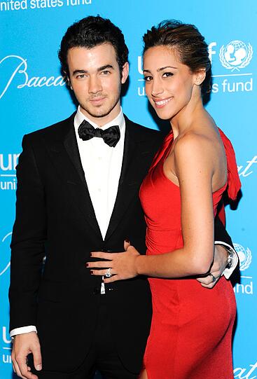 Sänger Kevin Jonas, der älteste der drei Jonas Brothers, kam gemeinsam mit seiner Frau Danielle Deleasa zum UNICEF Snowflake Ball.