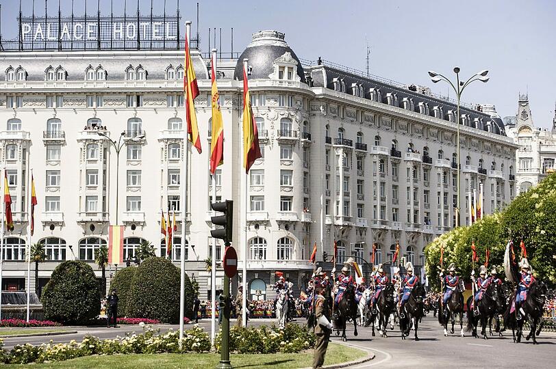 König Felipe VI. vertreibt Trauer über König Fußball - Zehntausende jubeln in Madrid ihrem neuen Monarchen zu. Die Bilder.