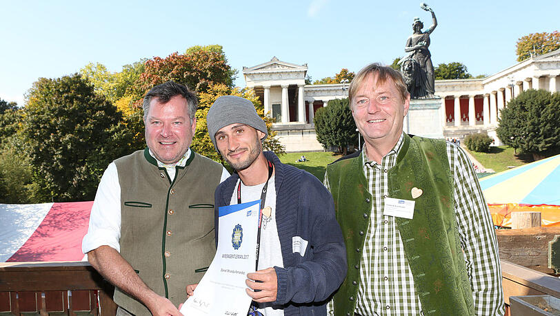 Josef Schmid (li.) und Frederik Kronthaler (re.) zeichnen Daniel Miranda-Fernandez aus. Josef Schmid (li.) und Frederik Kronthaler (re.) zeichnen Daniel Miranda-Fernandez aus.