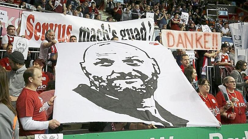 Die Fans bedanken sich bei Ex-Bayern-Coach Sasa Djordjevic.