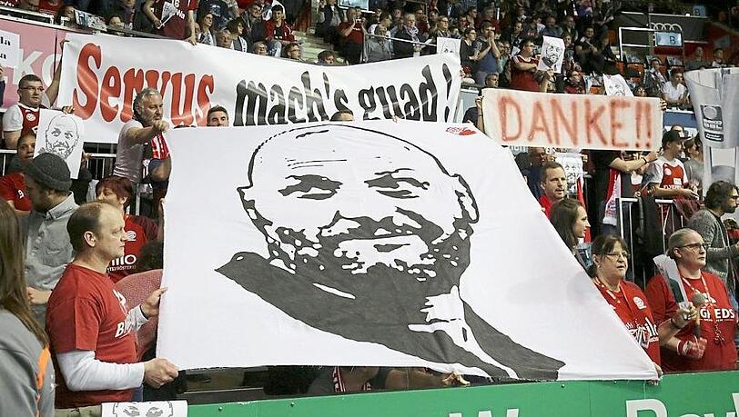 Die Fans bedanken sich bei Ex-Bayern-Coach Sasa Djordjevic. Die Fans bedanken sich bei Ex-Bayern-Coach Sasa Djordjevic.