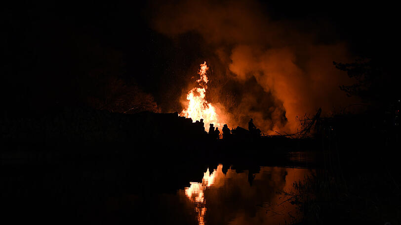 Die Bilder vom Feuerwehreinsatz in Vilsbiburg, bei dem ein Sägewerk komplett abgebrannt ist.