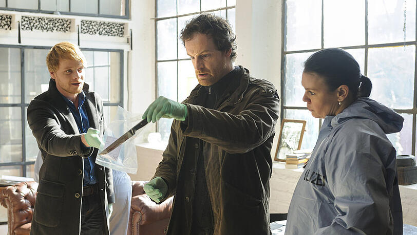 "Tatort: Alter Ego": Gemeinsam mit der Spurensicherung versuchen Peter Faber (Jörg Hartmann), Chef der Mordkommission und Daniel Kossik (Stefan Konarske) den Mord mit der Tatwaffe zu rekonstruieren "Tatort: Alter Ego": Gemeinsam mit der Spurensicherung versuchen Peter Faber (Jörg Hartmann), Chef der Mordkommission und Daniel Kossik (Stefan Konarske) den Mord mit der Tatwaffe zu rekonstruieren