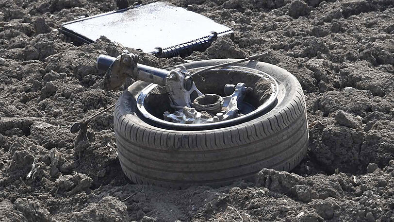 Das völlig demolierte Wrack steht auf einem Acker neben der A8 - Bilder vom Rettungseinsatz.