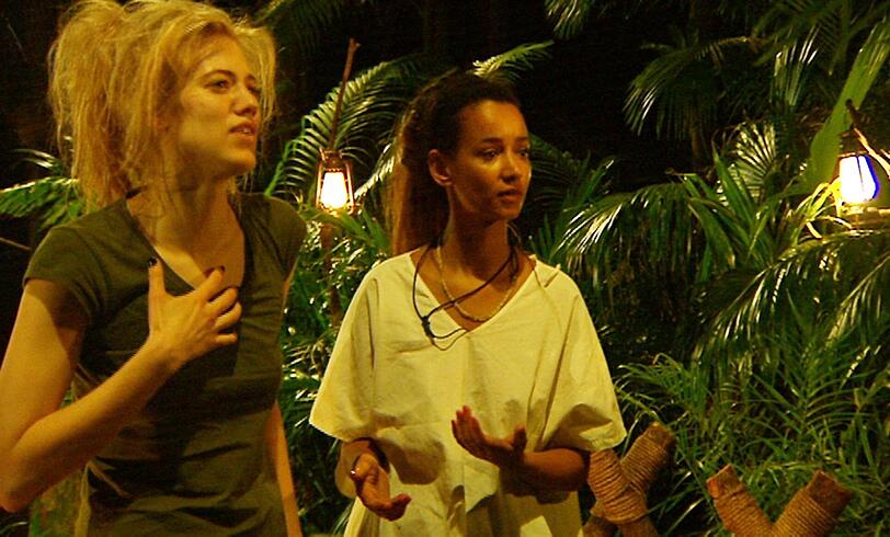 Gabby (r.) und Larissa glauben wieder Tiere im Camp entdeckt zu haben. Beide sind völlig fertig und wissen nicht, ob sie Lachen oder Weinen sollen.