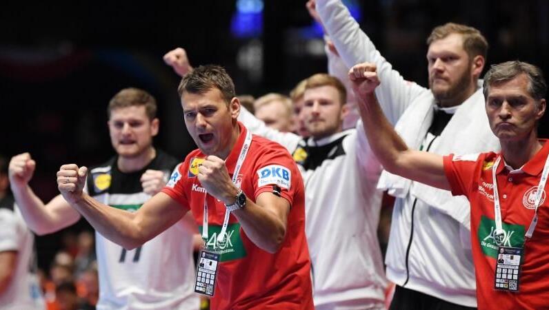 Die Handball-Nationalmannnschaft von Bundestrainer Christian Prokop (2.v.l) im ersten EM-Spiel gegen die Niederlande durch. Die Handball-Nationalmannnschaft von Bundestrainer Christian Prokop (2.v.l) im ersten EM-Spiel gegen die Niederlande durch.