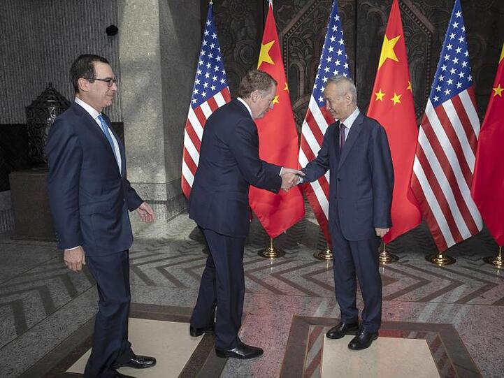 Vizepremier Liu He (r) begrüßt Robert Lighthizer (M) und Steve Mnuchin in Shanghai.