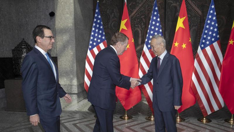 Vizepremier Liu He (r) begrüßt Robert Lighthizer (M) und Steve Mnuchin in Shanghai. Vizepremier Liu He (r) begrüßt Robert Lighthizer (M) und Steve Mnuchin in Shanghai.