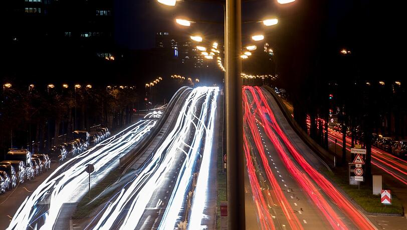 Viel Licht, viel Lärm: Auch in der Nacht ist auf der Landshuter Allee viel los. Schön für Fotografen, anstrengend für Anwohner.