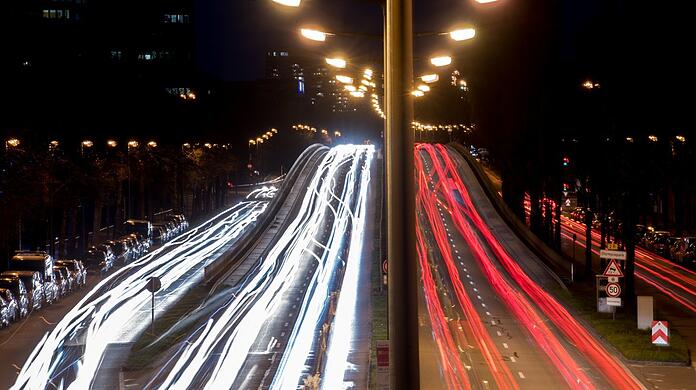 Viel Licht, viel Lärm: Auch in der Nacht ist auf der Landshuter Allee viel los. Schön für Fotografen, anstrengend für Anwohner.