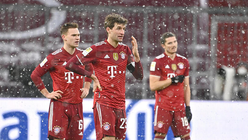 Fehlstart ins Jahr 2022: Der FC Bayern um Kimmich, Müller und Sabitzer (v.l.) verliert gegen Gladbach.