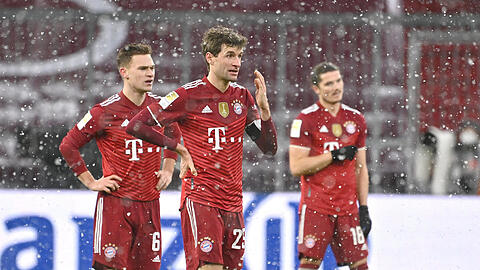 Fehlstart ins Jahr 2022: Der FC Bayern um Kimmich, Müller und Sabitzer (v.l.) verliert gegen Gladbach.