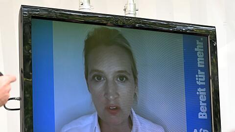 Alice Weidel, AfD-Bundesvorsitzende, in einer Videobotschaft bei einer Wahlkampf-Veranstaltung.