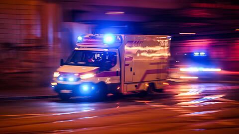 Ein Rettungswagen fuhr die lebensbedrohlich verletzte Fußgängerin in eine Münchner Klinik. (Symbolbild)