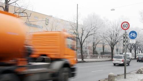 In der Chiemgaustraße, auf Höhe der Hausnummer 160, geschah der Unfall. In der Chiemgaustraße, auf Höhe der Hausnummer 160, geschah der Unfall.