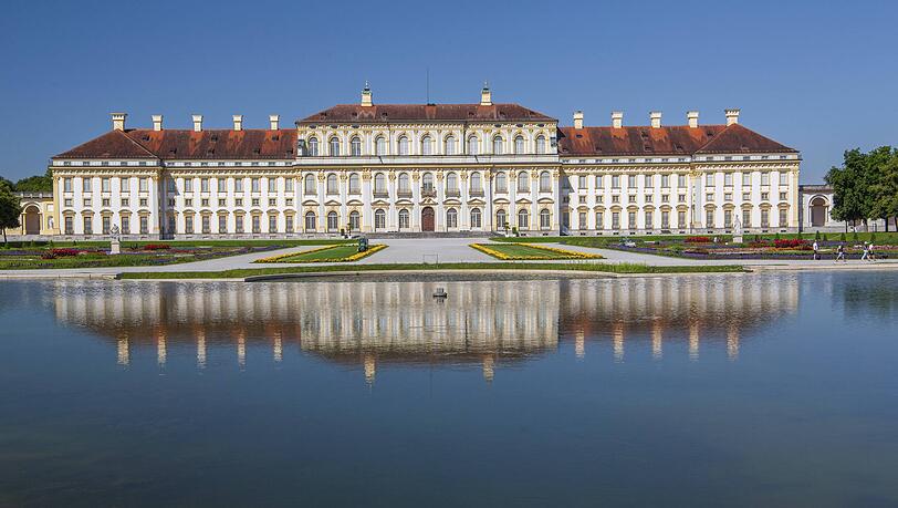Wasserbecken mit Spiegelung vom Neuen Schloss in der Schlossanlage Schleissheim. Wasserbecken mit Spiegelung vom Neuen Schloss in der Schlossanlage Schleissheim.