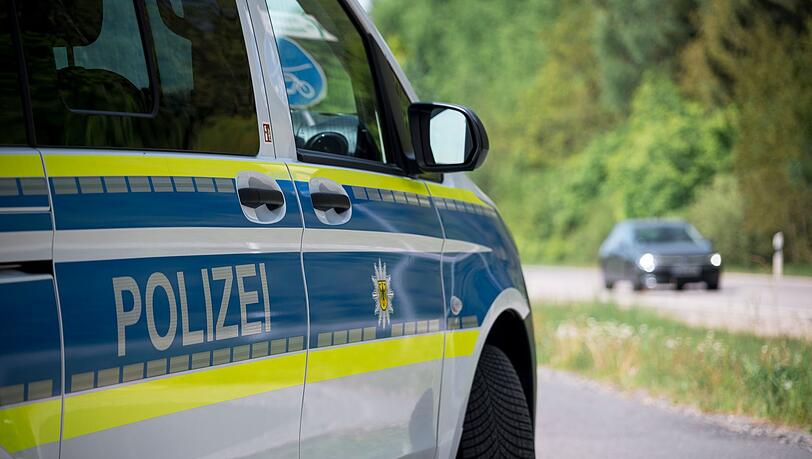 Der Wagen hat das Polizeiauto gegen eine Betonwand geschoben. (Symbolbild)