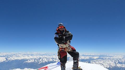 Dieses undatiertes Archivfoto (urspr&uuml;nglich am 29.10.19) zeigt Purja auf dem Gipfel des Nanga Parbat. (Archivbild)