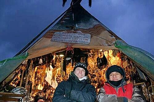 Verkäufer David und der Apache Shoshaha (li.) vor ihrem echten Tipi-Zelt.