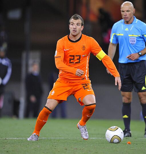 Rafael van der Vaart und seine "Elftal" hatten das Ticket nach Polen und Ukraine bereits vor dem letzten Spieltag gelöst. Mit 27 Punkten aus zehn Spielen gehörte die Niederlande neben Deutschland und Spanien zu den souveränsten Mannschaften der Qualifikation. Der Sieger der Gruppe E zählt wie gewohnt auch bei der Endrunde zum engsten Favoritenkreis.