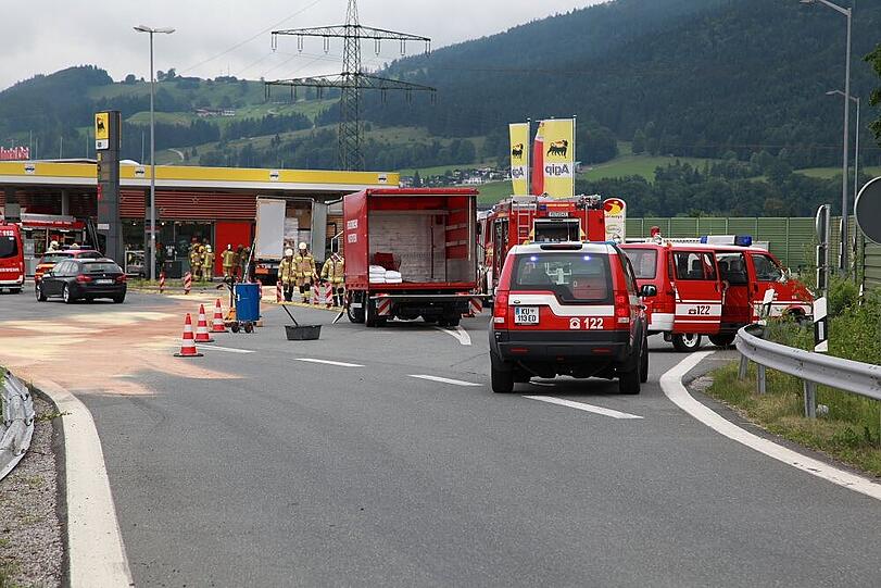Blick von der Autobahnabfahrt auf die Rastanlage...