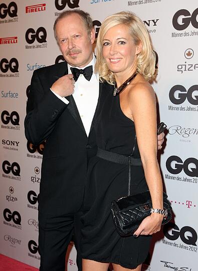 Zwar kein "Mann des Jahres"-Preisträger, aber macht auf dem roten Teppich trotzdem eine super Figur: Schauspieler Axel Milberg mit seiner Frau Judith bei der GQ-Gala in Berlin.