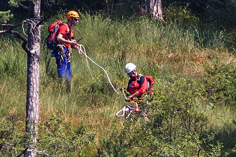 "Auf Grund der Einsatzlage wurde durch das Landratsamt Berchtesgadener Land der Katastrophenfall ausgerufen", meldete die Polizei am frühen Sonntagnachmittag. Hier sehen Sie die Bilder vom Kampf gegen die Flammen bei Bad Reichenhall.